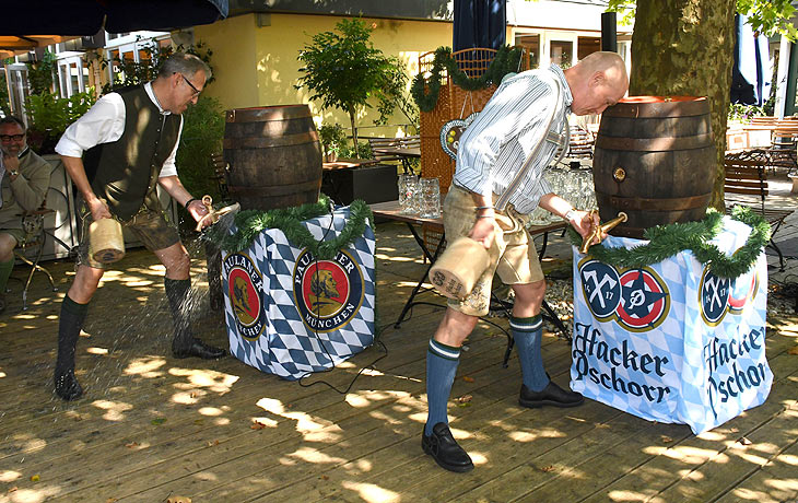 Anzapfen zur Bierprobe auf der Terrasse des Seehaus: Paulaner Braumeister Christian Dahnke und Hacker Pschorr Braumeister Rainer Kansy  (©Foto. Ingrid Grossmann)